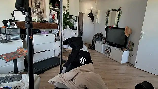 CeriseLapine online show from November 20, 2025, 2:50 pm