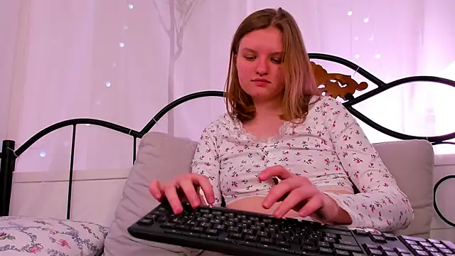 Snapshot of LilianSwall chatting on March 16, 2025, 12:44 pm LilianSwall online show from March 16, 2025, 12:44 pm