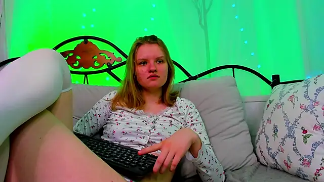 Snapshot of LilianSwall chatting on March 20, 2025, 12:32 pm LilianSwall online show from March 20, 2025, 12:32 pm