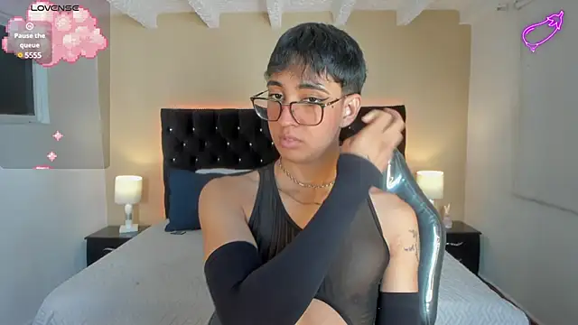 Dark hairy  online show from March 7, 2025, 2:01 pm