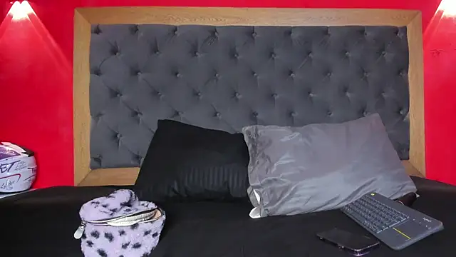 YayaHilton online show from April 9, 2026, 5:29 am