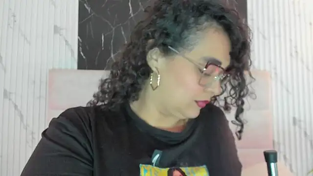 Reginavegaa online show from April 8, 2026, 11:43 am