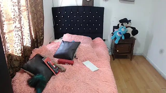 Snapshot of Julieta_jonesss chatting on January 15, 2025, 8:16 pm Julieta jonesss online show from January 15, 2025, 8:16 pm