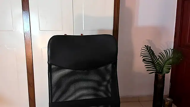 conielaurenth online show from September 23, 2025, 5:21 am