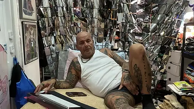 joeytatts66 online show from April 10, 2026, 2:50 am