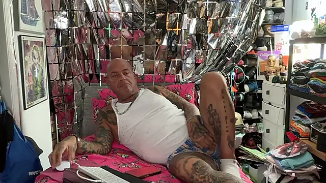 joeytatts66 online show from April 19, 2026, 1:49 am