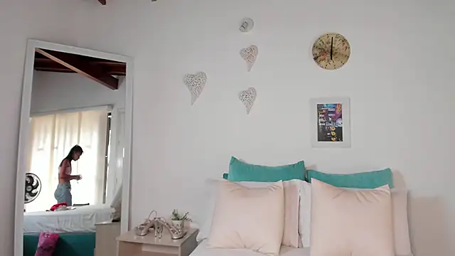 natali henao online show from December 19, 2024, 5:18 pm