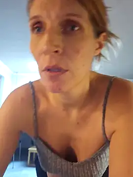 Lenchen  online show from November 12, 2025, 8:41 pm