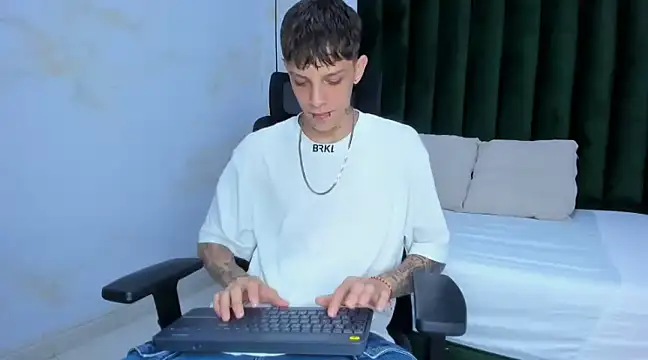 Snapshot of Adam_hard_ chatting on December 5, 2024, 7:28 pm Adam hard  online show from December 5, 2024, 7:28 pm