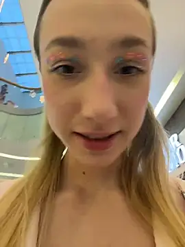 Lia  Love online show from November 28, 2025, 12:08 pm