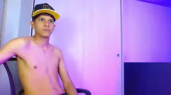 Snapshot of LiamGadiell chatting on December 16, 2024, 3:30 am LiamGadiell online show from December 16, 2024, 3:30 am