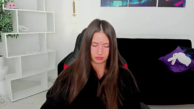 milaleoneli online show from November 25, 2025, 3:06 am