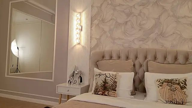 milaleoneli online show from December 18, 2025, 3:07 pm