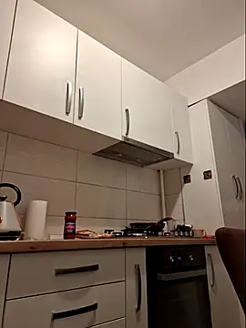 AveryWillow online show from February 19, 2025, 8:10 pm