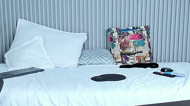 naomiii   online show from February 6, 2025, 4:42 am