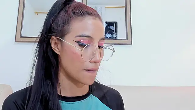 naomiii   online show from February 26, 2025, 1:11 am