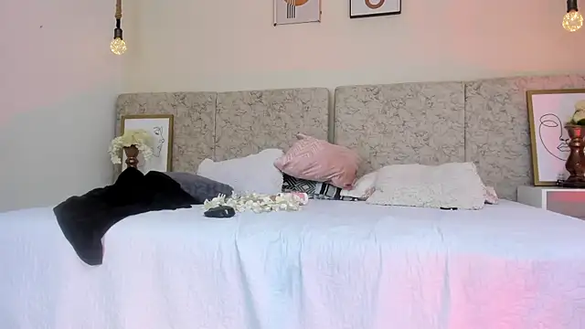 naomiii   online show from March 22, 2025, 5:28 am