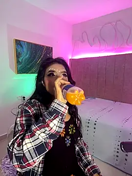 naomiii   online show from September 18, 2025, 3:19 am