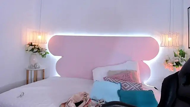 naomiii   online show from October 1, 2025, 11:49 am