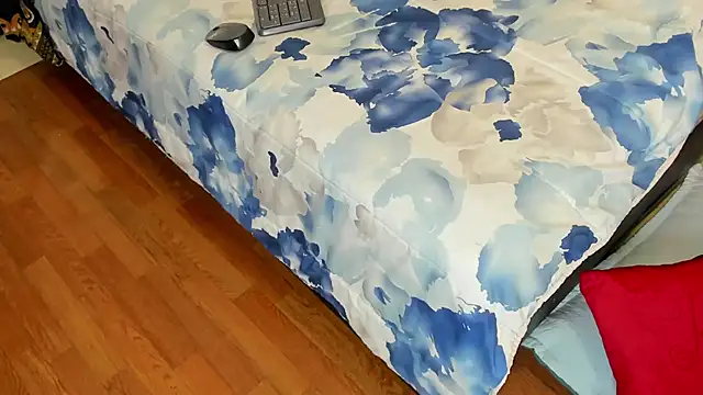 naomiii   online show from November 8, 2025, 11:43 am