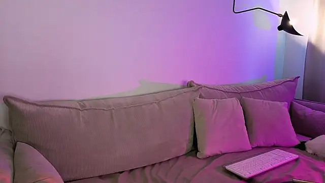 Snapshot of EmmaKeam chatting on February 1, 2026, 10:14 am EmmaKeam online show from February 1, 2026, 10:14 am