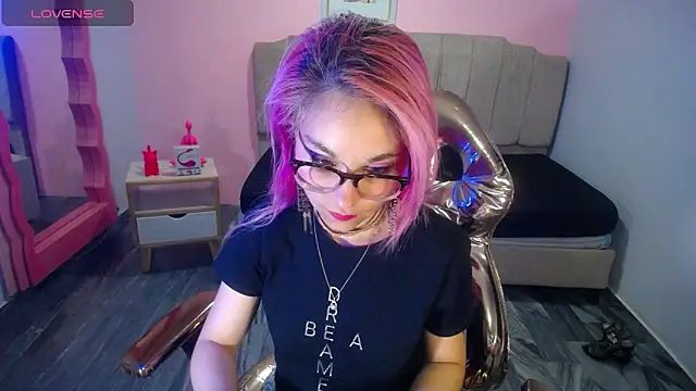 abril ch  online show from November 6, 2025, 10:49 am