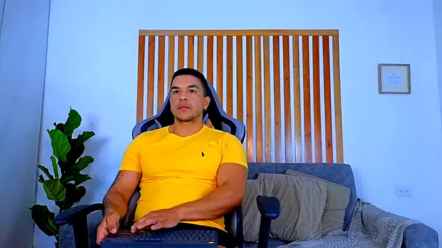 estebandelouis online show from May 12, 2026, 11:18 am