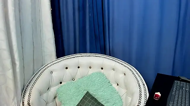 Snapshot of Analia18_ chatting on January 27, 2025, 12:16 pm Analia18 online show from January 27, 2025, 12:16 pm