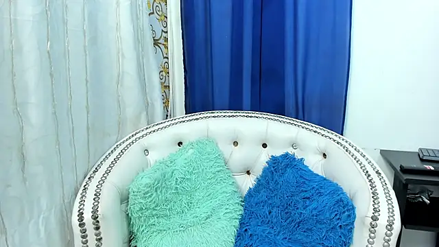 Snapshot of Analia18_ chatting on February 18, 2025, 12:06 pm Analia18 online show from February 18, 2025, 12:06 pm