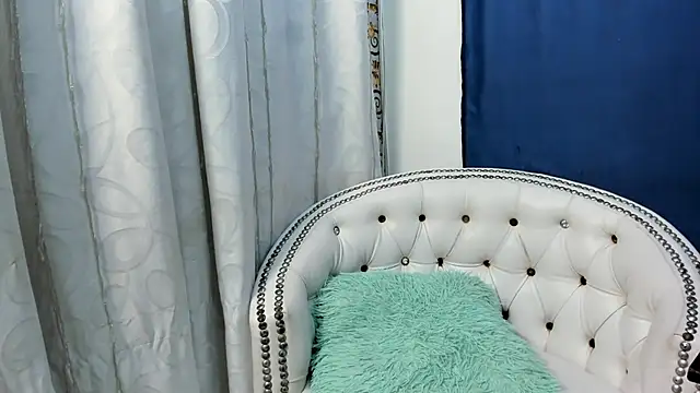 Snapshot of Analia18_ chatting on February 23, 2025, 12:37 pm Analia18 online show from February 23, 2025, 12:37 pm