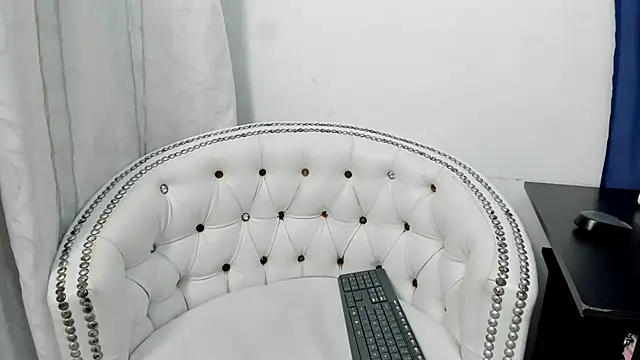 Snapshot of Analia18_ chatting on February 25, 2025, 4:10 pm Analia18 online show from February 25, 2025, 4:10 pm