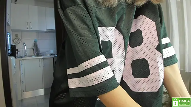 Anahi1993 online show from April 8, 2026, 4:12 am