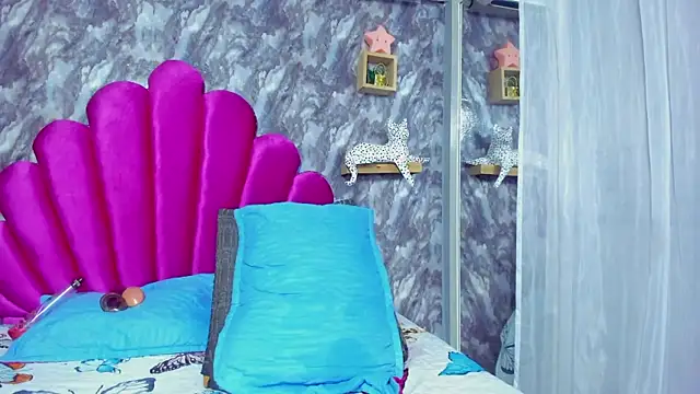 EMMAPARISS online show from February 4, 2025, 6:27 pm