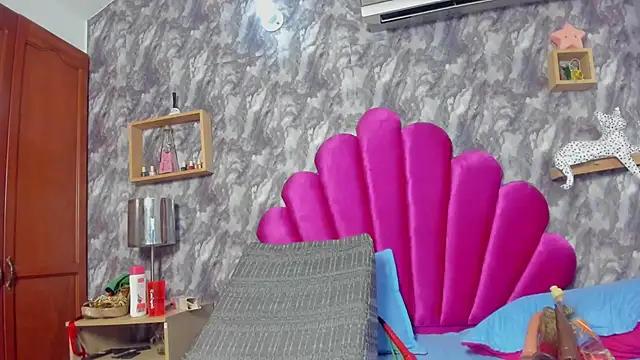 EMMAPARISS online show from March 17, 2025, 9:45 pm