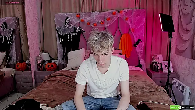 TrevorBenson online show from October 28, 2025, 3:21 am