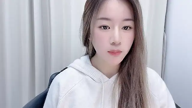 chloe-01 online show from December 18, 2024, 12:18 pm