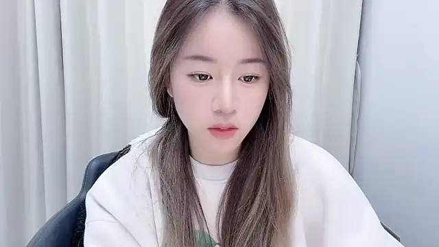 chloe-01 online show from December 22, 2024, 12:16 pm