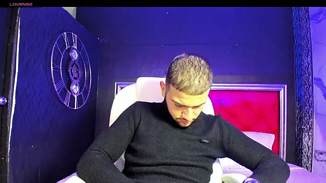 MaximusDick1  online show from December 6, 2024, 12:27 pm