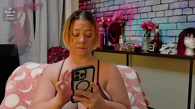 Snapshot of Luna1984 chatting on February 10, 2026, 7:40 pm Luna1984 online show from February 10, 2026, 7:40 pm