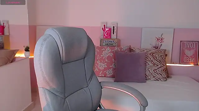 Snapshot of violeta_leon chatting on March 22, 2025, 1:22 am violeta leon online show from March 22, 2025, 1:22 am