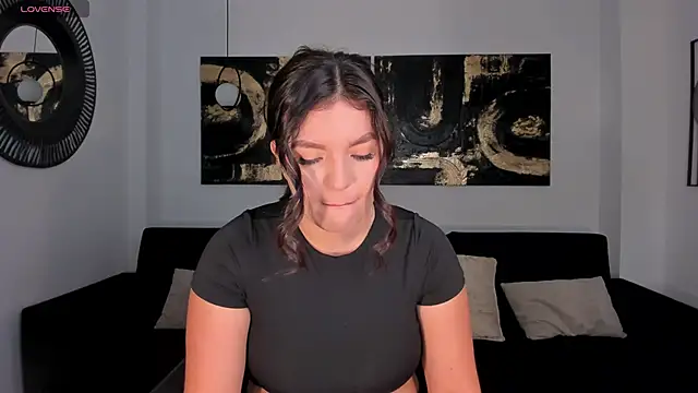 Snapshot of ValeriaRoldanX chatting on June 1, 2026, 11:45 am ValeriaRoldanX online show from June 1, 2026, 11:45 am