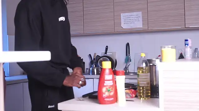 MacTroy online show from October 7, 2025, 3:31 pm