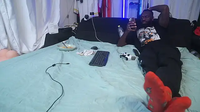 MacTroy online show from November 5, 2025, 6:30 pm