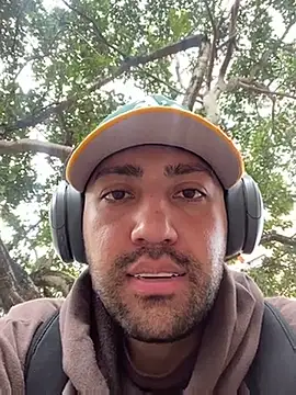 JuanZapata33 online show from January 1, 2025, 8:47 pm