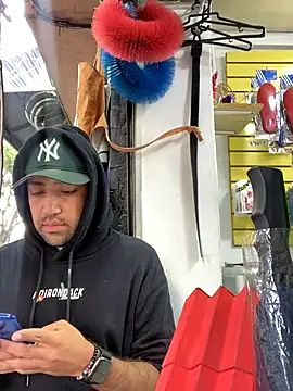 JuanZapata33 online show from November 4, 2025, 9:36 pm