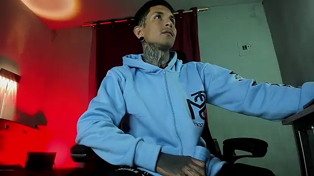 Travistanner 28 online show from March 30, 2026, 4:02 am