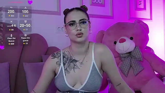 Abby  White online show from September 22, 2025, 3:58 pm