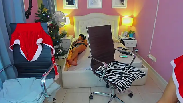 EricaAndPenelopa online show from December 28, 2024, 11:41 am