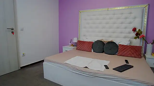 Lenna Paul online show from February 17, 2025, 5:36 am