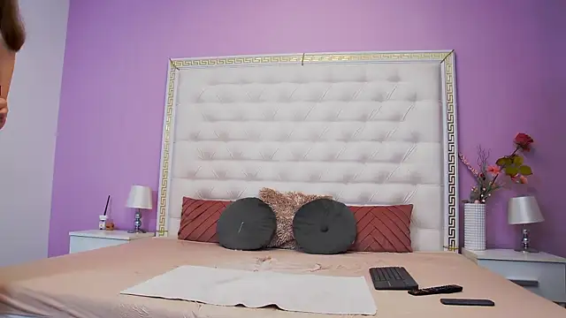 Lenna Paul online show from October 9, 2025, 4:10 am